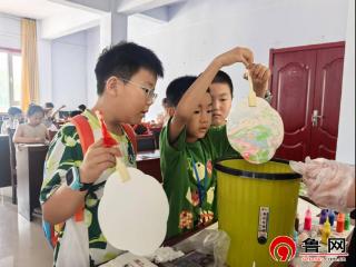 德州天衢新区长河街道蔚嘉社区开展“漆扇生彩，活字生花”非遗活动
