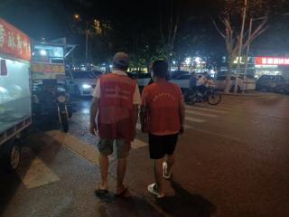 南苑街道忠心闸社区夜巡护平安