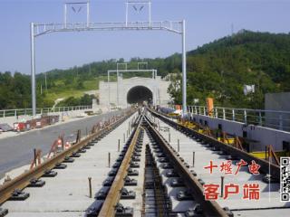 西十高铁湖北段首组道岔混凝土成功浇筑