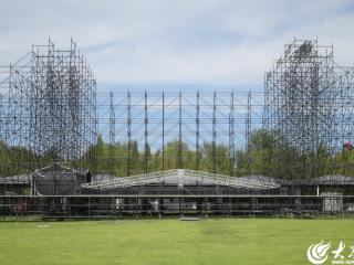 倒计时第3天 2025东营文汇河海音乐节场地搭建正加急推进