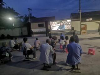 【精彩莱邻】济南市莱芜区方下街道徐封邱村：公益电影点亮乡村夜生活 文化惠民共筑精神家园