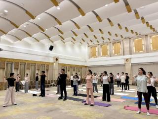泰安东尊华美达大酒店开展优雅仪态与形体塑造培训活动