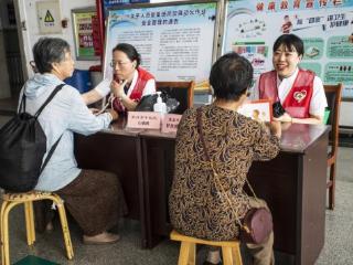 健康直通车进车站 荣成公交集团联合市中医院义诊暖旅途
