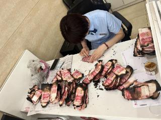 “放心大娘，钱有救” 邹城农商银行“救活”2万元“火烧币”