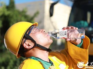 高温酷暑下的国网高密市供电人：带电作业，一天喝10斤水