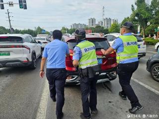 轿车抛锚路中央“添堵”，交警及时推车“解围”
