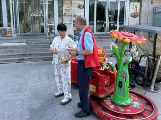 烟台农商银行芝罘区世回尧支行开展“送金融知识进商户”主题党日活动