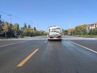 青岛市即墨区龙山街道：“橘色守护者”战高温 用汗水浇筑乡村“颜值”