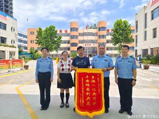 啥情况？聊城城区这些中小学，收到来自交警的致谢锦旗
