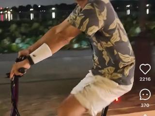 马云现身杭州夜游西湖骑行，同款折叠自行车售价1.85万元