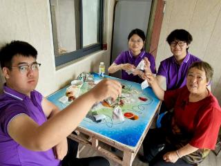自制中药香囊 传递青春暖意——广陵学子走进社区