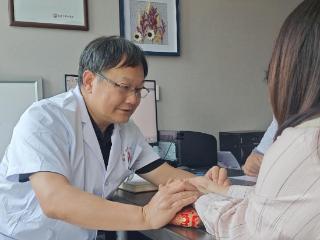 北京中研中医院肖德宽主任：内外兼治，缓解淤积性皮炎痛苦