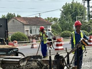 高温下的“道路养护人”：以汗水铺就平安坦途