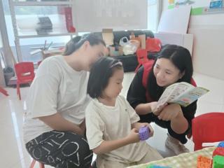 李营街道桃园社区开展“ 关注心理健康 拥抱阳光生活”宣传活动
