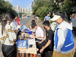 南苑街道狄林社区开展手绘团扇公益活动