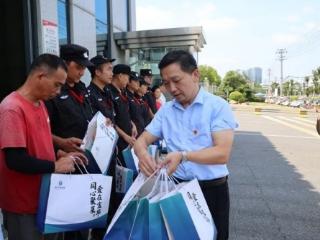 上栗县金山镇宝华工业社区为一线劳动者送清凉