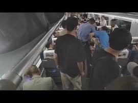 高铁上的“生命时速”：乘务员17秒救下卡喉儿童