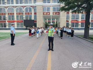 微山县“小小文明交通监督员”上岗执勤