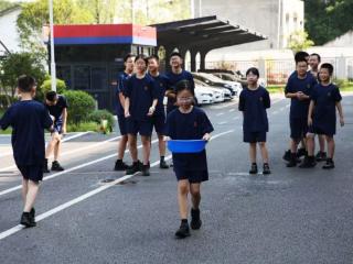 沉浸式体验消防 四川遂宁102名中小学生学生结束暑期“零距离”消防之旅