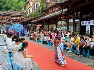 【清凉玩一“夏”】都匀：石板街上演民族服饰“街T秀”