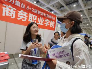 2025山东高招会专科场今日火爆开幕，考生家长热情高涨