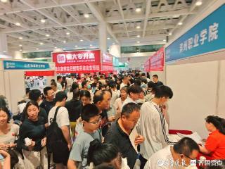 里三层外三层，山东高招会高职（专科）现场老师耐心答疑