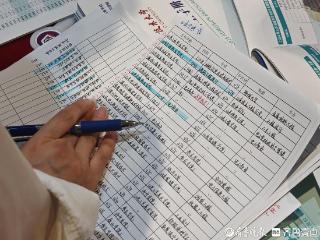 高招会现场考生和家长有备而来，按图索骥寻自己心仪的学校