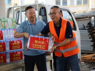北园街道联合商会送清凉 情暖建筑工人助力安居