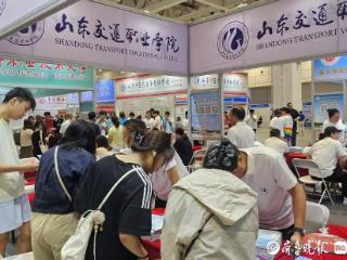 山东高职高招会现场直击: 考生关注点从专业拓展到生活细节