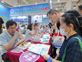 午餐时间，高招会仍人流不断