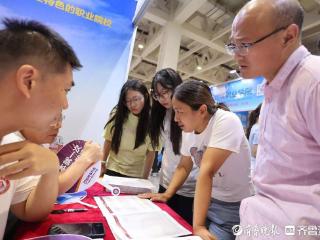 山东高职高招会：火爆现场，考生家长积极咨询