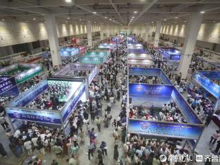 考生家长源源不断涌入，不吃午饭也要来问“招”
