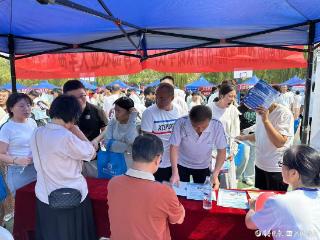 聊城高招会现场直击，招生老师被团团围住，耐心答疑助力考生圆梦