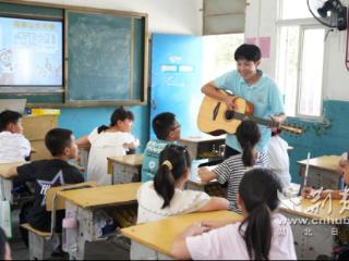 歌声点亮乡村 萌娃与志愿者的梦想协奏曲