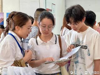 山东高招会专科场青岛首场开场，“3+2”贯通培养受青睐