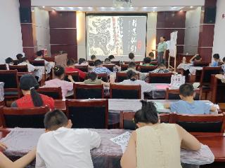 印刻时光 传承经典——泰山区双龙社区开展非遗拓印活动