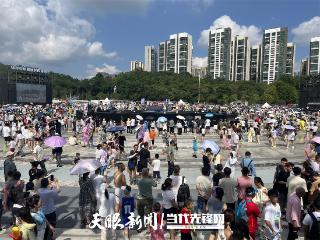贵阳泼水节狂欢开启，清凉与欢乐共绽