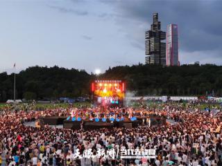 贵阳：民族大联欢广场的璀璨夏夜