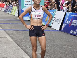 1小时15分56秒！贵州选手丁常琴夺得“六马”女子半马冠军