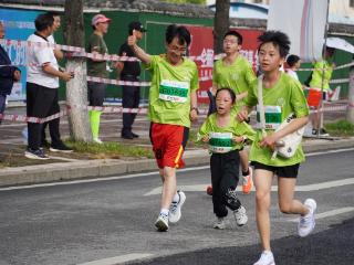 2025六盘水马拉松大众欢乐跑开跑 万名跑友展现活力风采