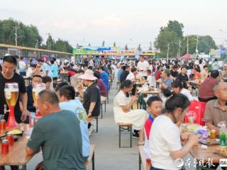 “足球+啤酒”2025胶州青年湖啤酒节开幕