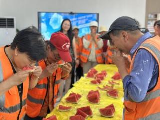 送上清凉西瓜 情暖环卫工人