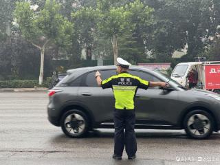 直击！“雨”你同行，聊城交警坚守一线倾力守护