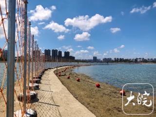 六安河西沙滩浴场正在安装防护网，深水区将被隔离在河道外