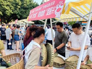 “20爱心集市”又开市啦！四川乐至陈毅广场“赶场”好热闹