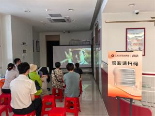 江南农村商业银行以“社区小影院”活动搭建便民连心桥