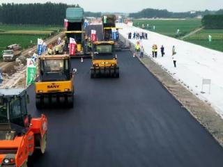 董梁高速日照段全厚式抗疲劳沥青路面试验段圆满完成摊铺