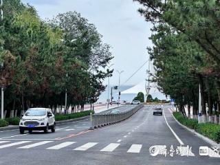 烟台迎宾路车行道7月21日开放通车，两侧人行道继续施工中