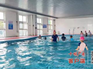 暑假迎来“游泳热”，中小学生成十堰游泳馆“主角”