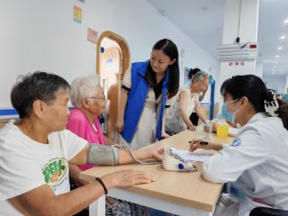 济阳街道龙行社区开展“情系失能群体 义诊传递温情”活动